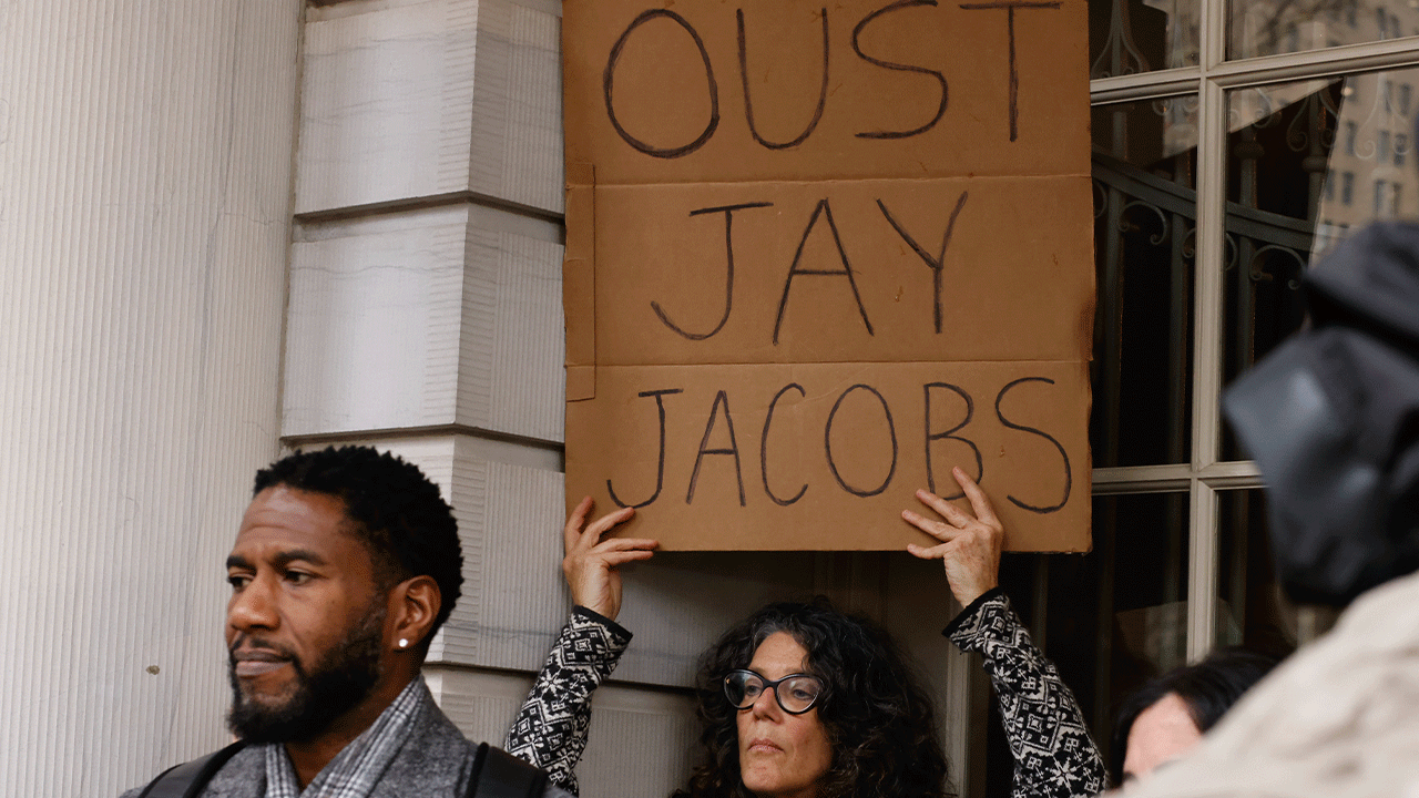 Mitglieder der Demokratischen Partei protestieren am 3. Januar 2022 vor dem New Yorker Rathaus gegen Jay Jacobs, den Vorsitzenden des New York State Democratic Committee.