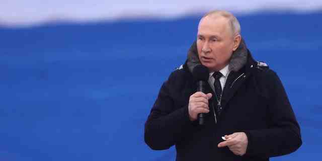 Der russische Präsident Wladimir Putin spricht während eines Konzerts im Luzhniki-Stadion am 22. Februar 2023 in Moskau, Russland. 