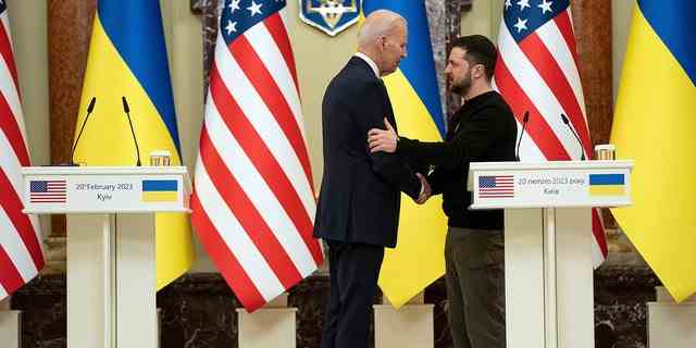 US-Präsident Joe Biden (L) spricht mit dem ukrainischen Präsidenten Volodymyr Selenskyy (R) bei einer gemeinsamen Pressekonferenz am 20. Februar 2023 in Kiew. 