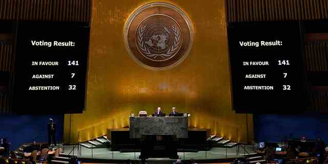 Bildschirme zeigen die Stimmenzählung während der elften Notstands-Sondersitzung der Generalversammlung zur Ukraine am 23. Februar 2023 im UN-Hauptquartier in New York City. 