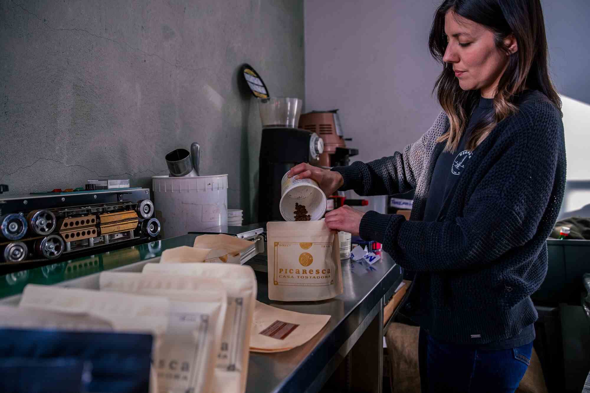 Elisa Hoyos, Mitinhaberin von Picaresca Coffee, verpackt Kaffeebohnen bei Cognoscenti in der Innenstadt von Los Angeles.