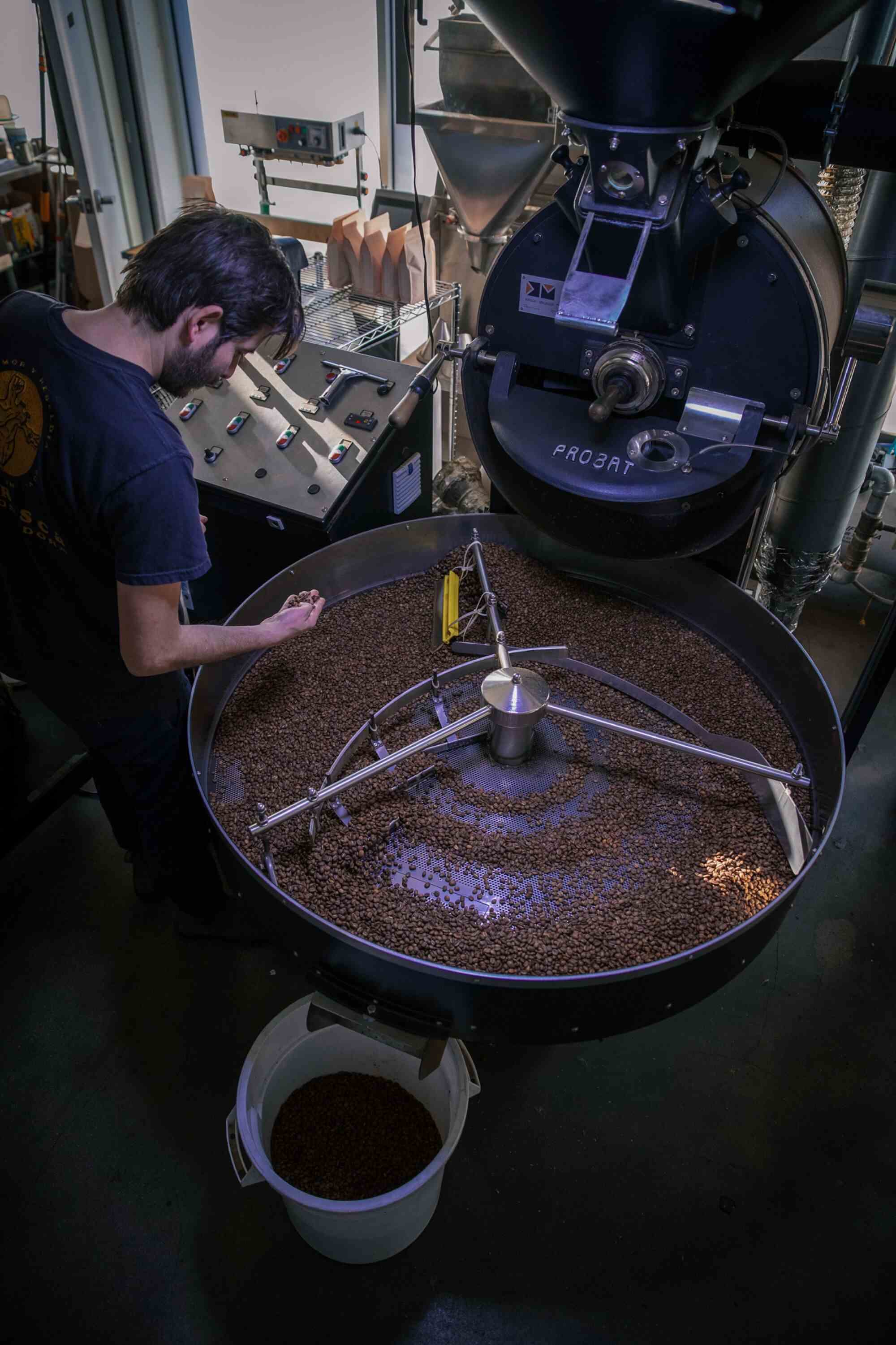Leonardo Abularach, Mitinhaber von Picaresca, inspiziert Kaffeebohnen beim Rösten bei Cognoscenti Coffee in Los Angeles.