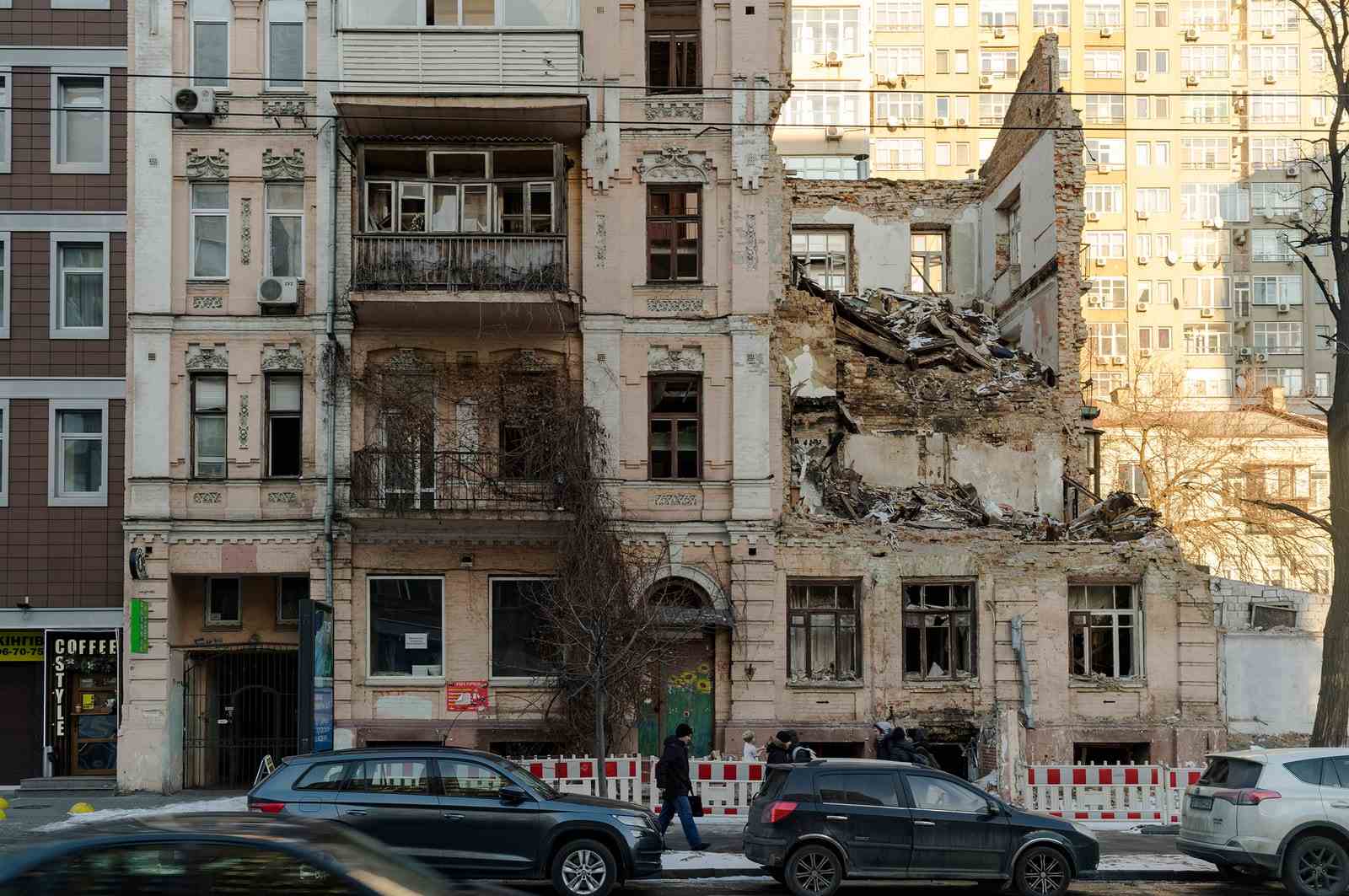 Eine Reihe von Gebäuden in Kiew, Ukraine, ist vollständig zerstört.