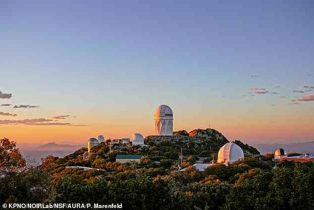 Kartierung des Himmels: Die DESI-Durchmusterung ist eine von dreien, die zusammen 14.000 Quadratgrad des Himmels von der Nordhalbkugel mit Teleskopen am Kitt Peak National Observatory (im Bild) in Arizona und am Cerro Tololo Inter-American Observatory in Chile abgebildet haben