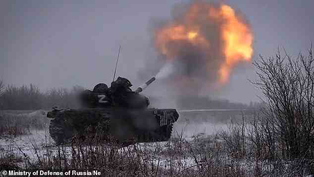 Russische T-72B3-Panzer feuern in undatiertem Filmmaterial auf ukrainische befestigte Stellungen in der Ukraine.