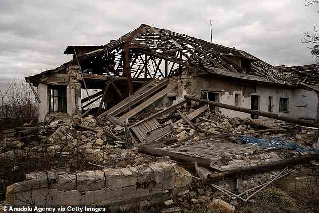 Eine Ansicht des beschädigten Gebäudes ist nach einem russischen Angriff zu sehen, während der Krieg zwischen Russland und der Ukraine am 22. Februar 2023 in der Oblast Cherson, Ukraine, weitergeht