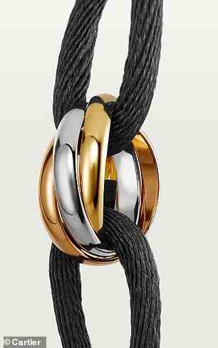Das Trinity-Armband besteht aus drei kreisförmigen Anhängern, die umeinander gewickelt sind – einer aus 18-karätigem Weißgold, einer aus 18-karätigem Roségold und einer aus 18-karätigem Gelbgold