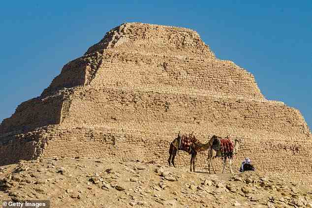 Die Schriftrolle wurde in der Nähe der Stufenpyramide des Djoser gefunden, dem frühesten kolossalen Steingebäude Ägyptens