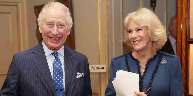 König Karl III. und Camilla, Queen Consort, nehmen am 23. Februar 2023 in London an einem Empfang teil, um den zweiten Jahrestag des Lesesaals im Clarence House zu feiern.