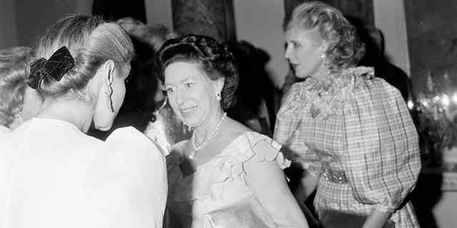 Von links: Carolina Herrera, Prinzessin Margaret, Gräfin von Snowdon und Lady Anne Glenconner nehmen am 5. Februar 1982 an einer Party im Haus von Lynn und Oscar Wyatt in Houston teil.