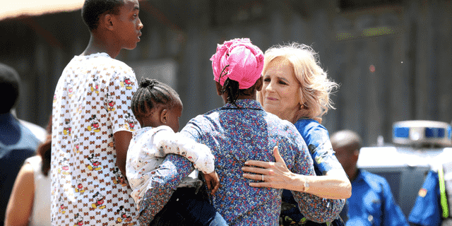 US-First Lady Jill Biden, rechts, spricht mit einer kenianischen Mutter in Kenias Slum Kibera in Nairobi, Kenia, Samstag, 25. Februar 2023.