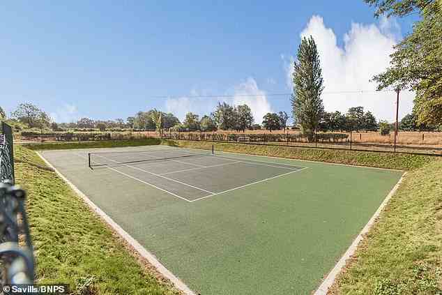 Neue Besitzer können auch Tennis spielen, da das Herrenhaus über einen Privatplatz verfügt