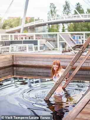 Ein Badegast erfrischt sich im Wasser des Kuuma-Saunakomplexes