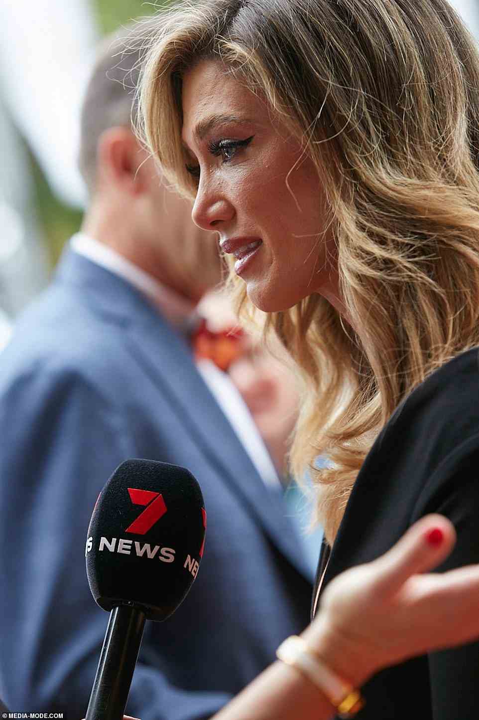 Die australische Sängerin kämpfte hart darum, ihre Gefühle zu kontrollieren, als sie Newton-John am Sonntag vor der Hammer Hall in Melbourne als „Licht der Branche“ beschrieb