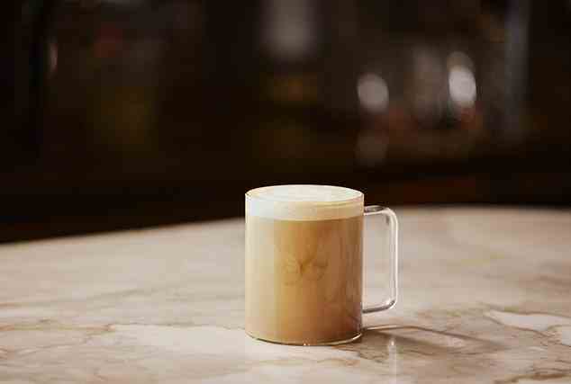 Oleato Caffè Latte, das aus Espresso besteht, der mit Partanna-Olivenöl extra vergine und Milchalternative aus gedämpftem Hafer angereichert ist