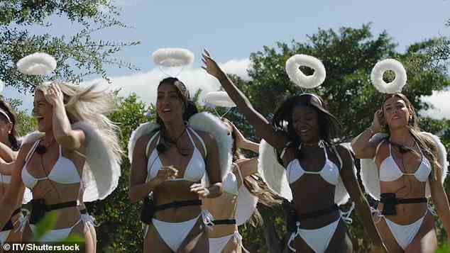 Wow!  Die Mädchen im Bikini sehen unglaublich aus, sie sind als Engel mit weißen Heiligenscheinen und Flügeln verkleidet