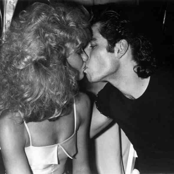 Olivia Newton-John und Co-Star John Travolta küssen sich nach der Premiere von Grease 1978