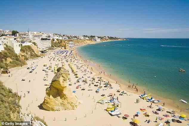 Portugal empfängt britische Touristen mit offenen Armen (im Bild: Strand von Albufeira, Algarve, Portugal)