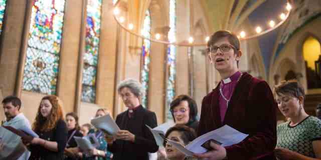 Bischof von Derby Right Rev. Libby Lane, zweite rechts, singt bei einem Festgottesdienst anlässlich des 25. Jahrestages der Frauenordination in der Church of England im Lambeth Palace, London.