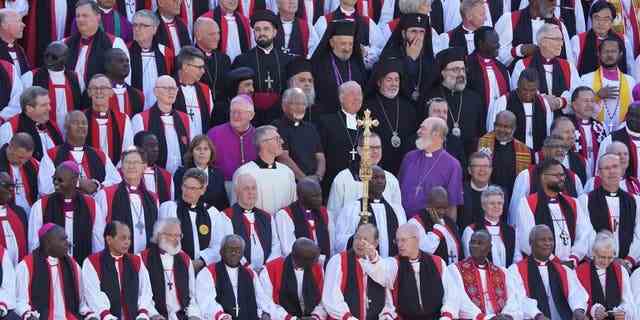Randalls Rechtsstreit findet inmitten tiefer Spaltungen innerhalb der anglikanischen Gemeinschaft über Sexualität und Geschlecht statt.  Erzbischöfe im globalen Süden haben kürzlich die Führung des Erzbischofs von Canterbury abgelehnt.