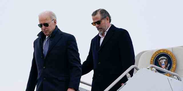 Präsident Joe Biden und sein Sohn Hunter Biden verlassen am Samstag, den 4. Februar 2023, die Air Force One auf der Hancock Field Air National Guard Base in Syracuse, New York. 