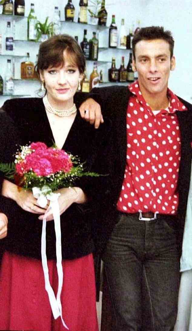 Rowling heiratete Arantes 1992, nachdem sie ihn in einer Bar in Portugal kennengelernt hatte, wo sie nach dem Tod ihrer Mutter als Lehrerin umgezogen war