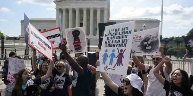 Menschen protestieren am Freitag, 24. Juni 2022, vor dem Obersten Gerichtshof in Washington gegen Abtreibung.