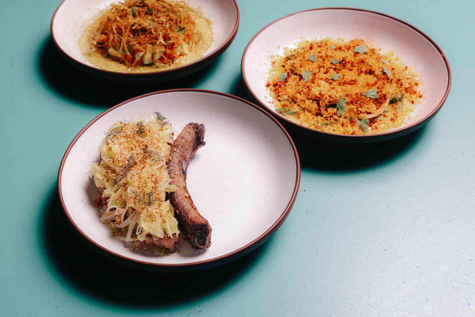 Die Gerichte mit Ibérico-Schweinekotelett, Karotte und Erbsen sind in der Bar Chelou zu sehen.