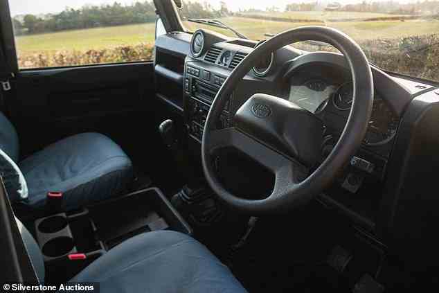 Im Inneren ist der Defender mit einem schwarzen Stoffinterieur mit Land Rover-Sitzbezügen ausgestattet