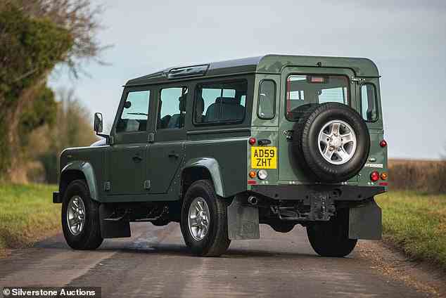 Philip, der im April 2021 starb, hatte eine starke Verbindung zu Land Rover.  Er entwarf auch seinen eigenen, speziell modifizierten Defender, um seinen Sarg zu tragen