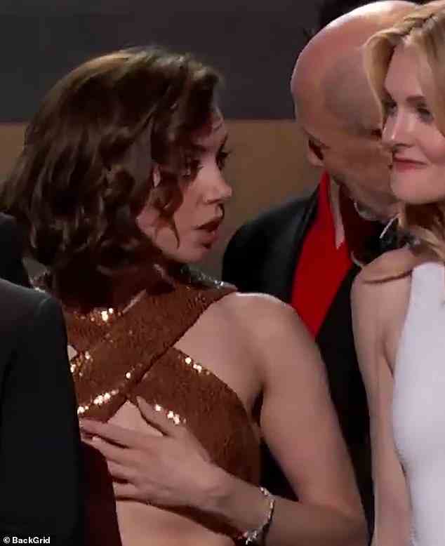Schauspieler Jon Gries beugte sich vor, um Aubrey etwas ins Ohr zu flüstern, woraufhin man sah, wie sie ihre Hände an ihre Brust fasste, bevor sie hektisch ihr Kleid von Michael Kors neu arrangierte