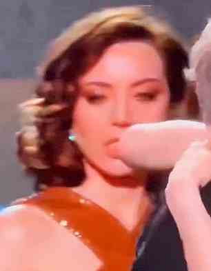 Das Video von der Preisverleihung zeigt den Moment, in dem Aubrey fast einen Ellbogen an die Wange bekommen hätte, als ihre Co-Star Meghann Fahy Michael Imperioli umarmen wollte