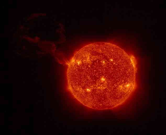 Das bizarre Muster wurde auf eine Sonneneruption der C-Klasse lokalisiert, die sich 3.106 Meilen über der Oberfläche des Sterns befindet (Stock)