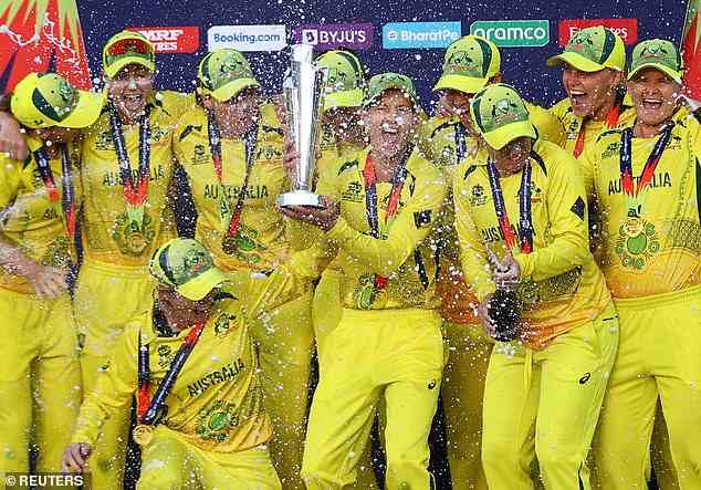 Jubelnde australische Spieler feiern ihr fünftes großes Turnier in sechs Jahren auf dem Newlands Cricket Ground in Kapstadt