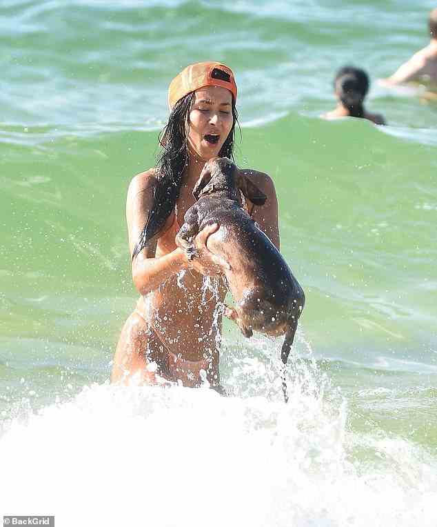 Evelyn strahlte übers ganze Gesicht, als sie sich während des Strandausflugs am 18. Februar mit ihrem Hund im Meer abkühlte