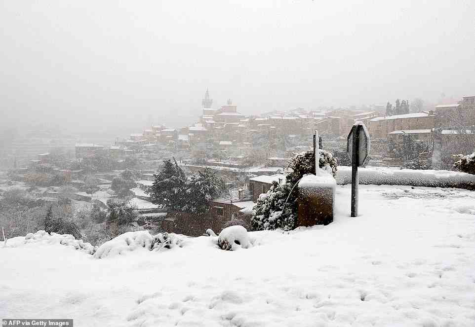 Mallorca wurde von einem Wintersturm heimgesucht, der auf der spanischen Ferieninsel Verwüstungen anrichtet, wobei 20 Zoll Schnee Straßen sperrte und die Stromversorgung unterbrach.  Im Bild: Stadt Valldemossa mit Schnee bedeckt