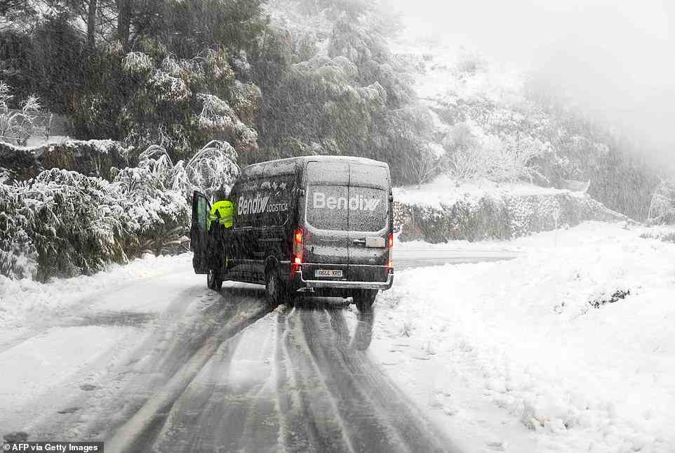 Ein Lieferwagen hält an, nachdem er auf einer schneebedeckten Straße in der Nähe des Bergdorfs Valldemossa ins Schleudern geraten ist