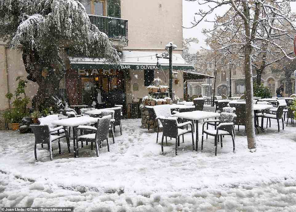 Starker Schneefall im Dorf Valldemossa auf Mallorca aufgrund des Sturms Juliette