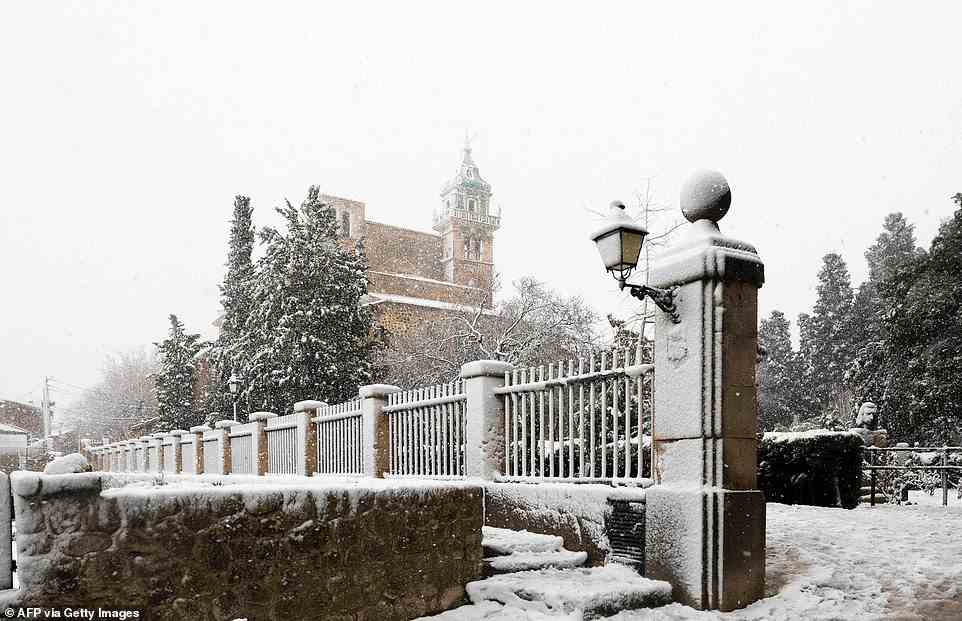 Der Palast Cartoixa de Valdemossa im Bergdorf Valldemossa ist am 27. Februar auf Mallorca mit Schnee bedeckt