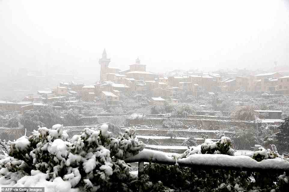 Dieses Bild zeigt das schneebedeckte Bergdorf Valldemossa am 27. Februar