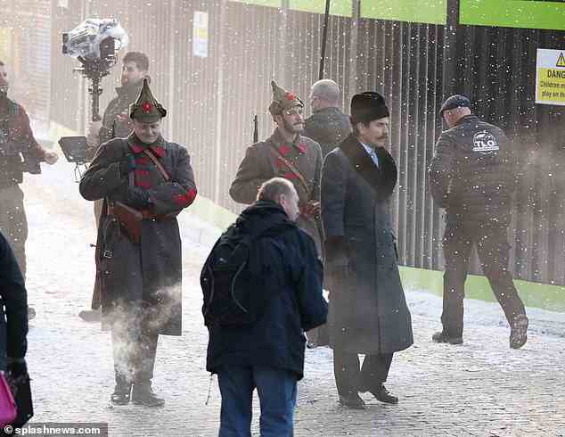 Unterwegs: Der Star wurde von zwei anderen Schauspielern begleitet, die Militärkleidung trugen, als sie die winterlichen Szenen filmten