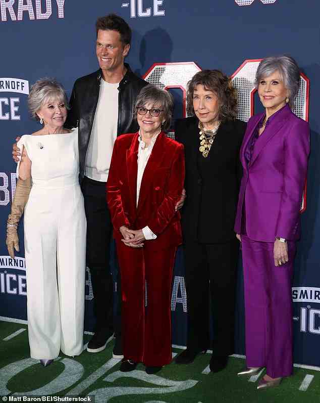 Brady spielte kürzlich eine kleine Rolle in einem Comedy-Film – „80 for Brady“ – und am Abend vor seinem Ruhestand wurde das Video mit Jane Fonda, Lily Tomlin und Rita Moreno uraufgeführt