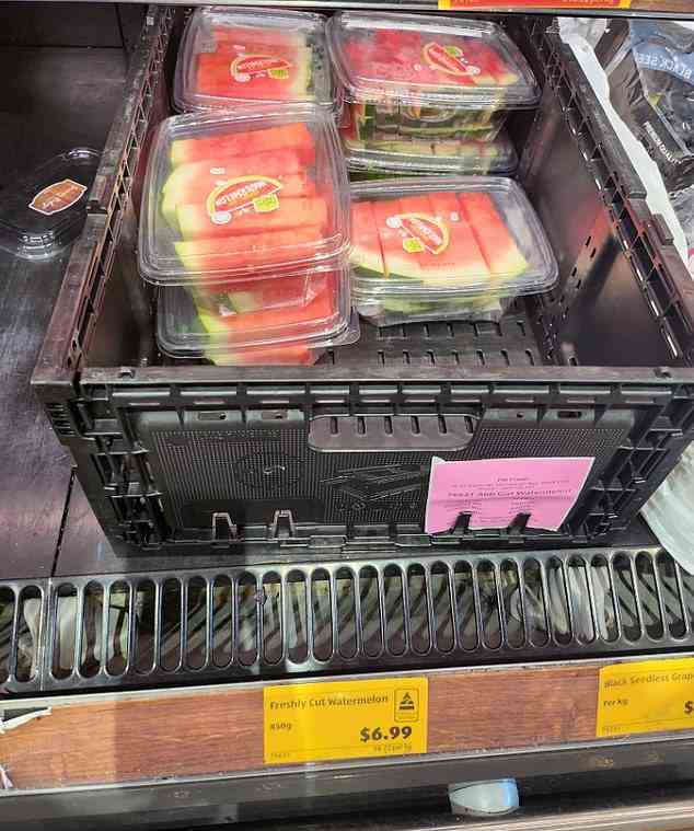 Aldi-Käufer sind von dem Budget-Laden über ihre neueste Veröffentlichung unbeeindruckt – vorgeschnittene Wassermelone im Wert von 6,99 USD in Plastikverpackung (im Bild)