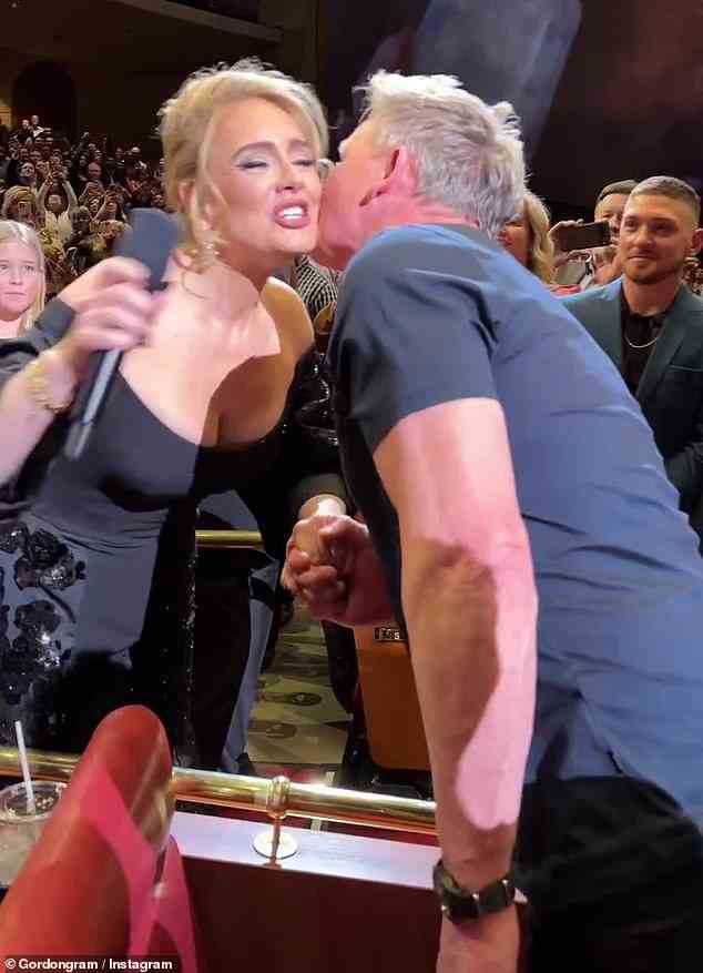 Hallo!  Pop-Superstar Adele, 34, traf am Samstag ihren Kumpel Gordon Ramsay, 56, bei einem ihrer ausverkauften Konzerte im Caesars Palace in Las Vegas