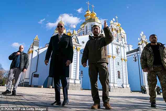 Präsident Joe Biden (CL) geht mit dem ukrainischen Präsidenten Wolodymyr Selenskyj (CR) bei einem unangekündigten Besuch in der St.-Michaels-Kathedrale mit goldener Kuppel am 20. Februar 2023 in Kiew spazieren. Die USA kündigten zusätzliche Sanktionen gegen Russland und Drittländer an, die sich Sanktionen entziehen