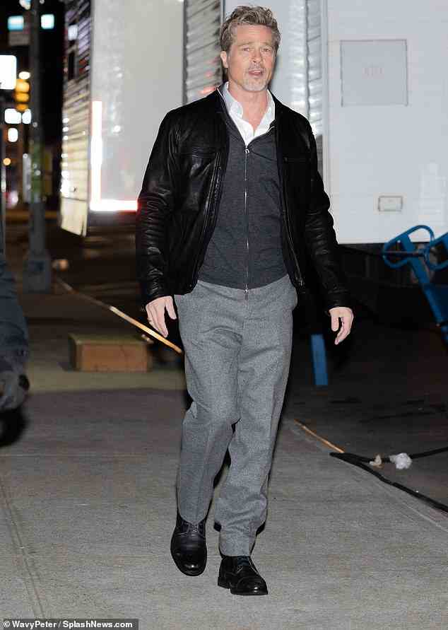 Stilvoll: Brad Pitt, 59, trug am Dienstag in NYC am Set seines neuesten Apple TV+-Films „Wölfe“ modische Hosen, während er sich mit einer Strickjacke und einer Lederjacke überzog