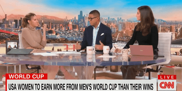 Don Lemon kollidierte zuvor mit seinem "CNN heute Morgen" Co-Gastgeber Poppy Harlow und Kaitlan Collins in einer Debatte über die Lohnunterschiede zwischen männlichen und weiblichen professionellen Fußballspielern.