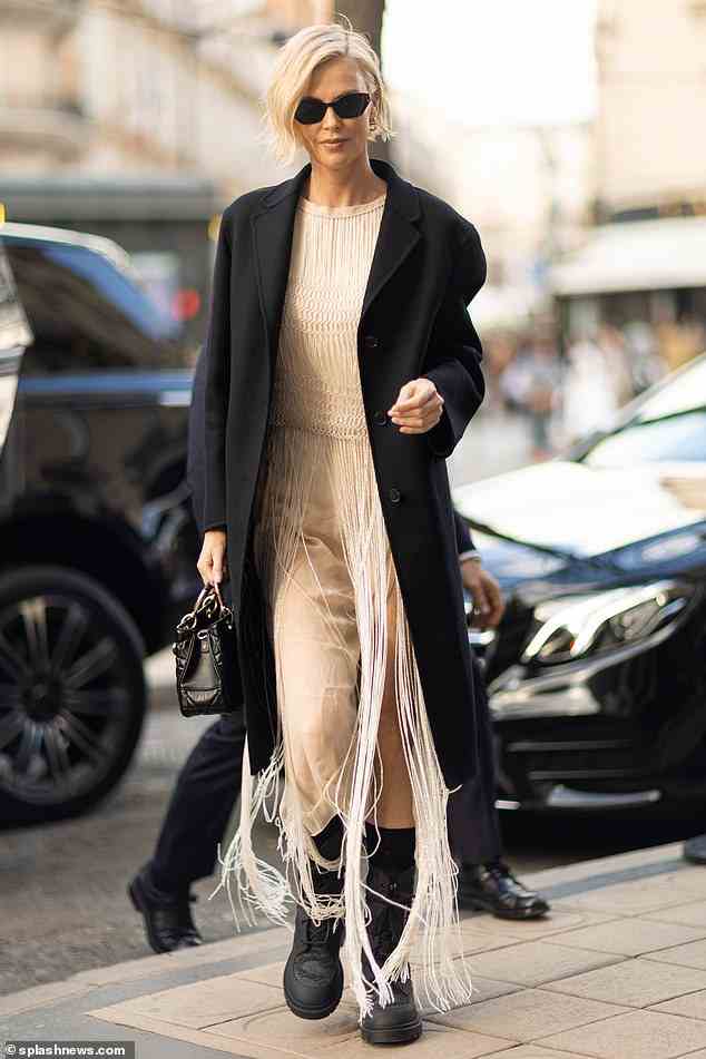 Beine!  Charlize Theron, 47, sah sensationell aus, als sie am Dienstag während der Paris Fashion Week zur Womenswear Show des Luxusmodehauses kam