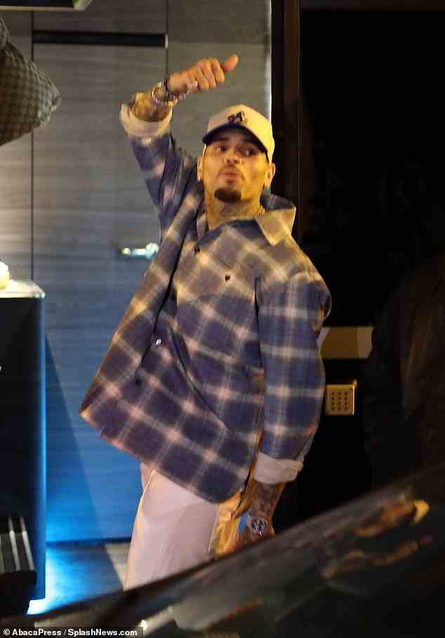 Feiern: Chris Brown hielt es lässig, als er am Freitagabend nach seinem Konzert in der Accor Arena in Paris mit seiner Freundin Ammika Harris ausstieg