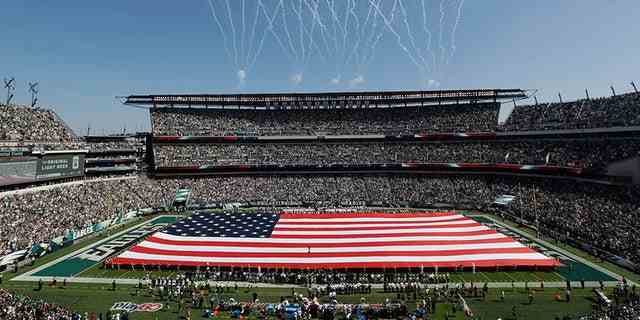 Eine amerikanische Flagge bedeckt das Feld vor einem NFL-Spiel zwischen den Philadelphia Eagles und den New York Giants in Philadelphia.